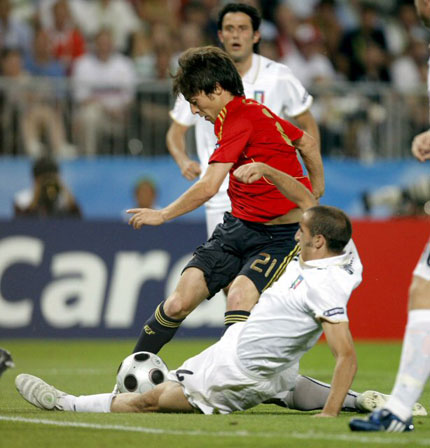 23일(한국시간) 새벽 오스트리아 비엔나의 에른스트 하펠구장에서 열린 유로 2008 8강전 스페인 대 이탈리아와의 경기에서 스페인의 다비스 실바(위)가 이탈리아의 지오르지오 키엘리니 수비에 막혀 패스를 못하고 있다. 