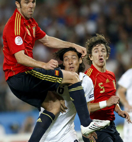23일(한국시간) 새벽 오스트리아 비엔나의 에른스트 하펠구장에서 열린 유로 2008 8강전 스페인 대 이탈리아와의 경기에서 스페인의 카를로스 마르체나(왼쪽)가 이탈리아의 마우로 카모라네시를 강하게 수비하고 있다. 