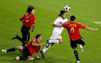 23일(한국시간) 새벽 오스트리아 비엔나의 에른스트 하펠구장에서 열린 유로 2008 8강전 스페인 대 이탈리아와의 경기에서 이탈리아의 마우로 카모라네시(가운데)가 스페인의 세르히오 라모스(왼쪽 두번째), 카를로스 마르체나(오른쪽) 수비를 피해 골대로 햐하고 있다. 