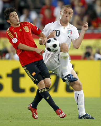 23일(한국시간) 새벽 오스트리아 비엔나의 에른스트 하펠구장에서 열린 유로 2008 8강전 스페인 대 이탈리아와의 경기에서 스페인의 다비드 비야(왼쪽)와 이탈리아의 다니엘레 데로시가 볼다툼을 하고 있다. 