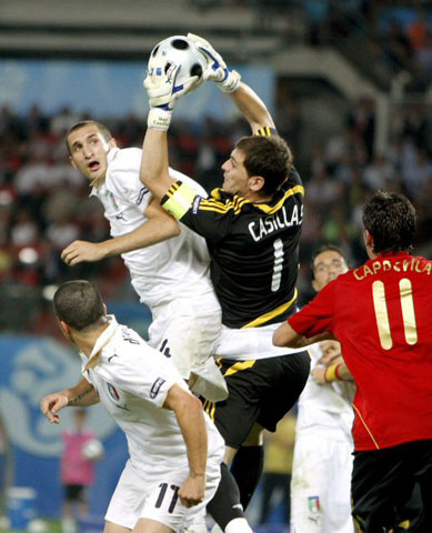 23일(한국시간) 새벽 오스트리아 비엔나의 에른스트 하펠구장에서 열린 유로 2008 8강전 스페인 대 이탈리아와의 경기에서 스페인의 골키퍼 이케르 카시아스(가운데 오른쪽)가 이탈리아의 지오르지오 키엘리니(가운데 왼쪽) 헤딩슛을 막아내고 있다. 