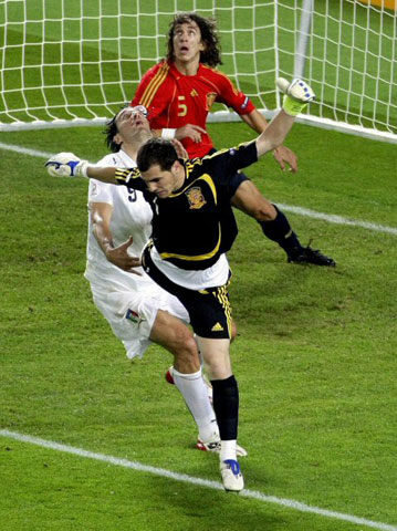 23일(한국시간) 새벽 오스트리아 비엔나의 에른스트 하펠구장에서 열린 유로 2008 8강전 스페인 대 이탈리아와의 경기에서 이탈리아의 루카 토니(왼쪽) 슛이 스페인의 골키퍼 이케르 카시아스에 막혀 공이 높이 뜨고 있다. 