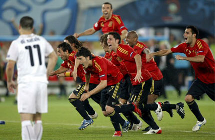 23일(한국시간) 새벽 오스트리아 비엔나의 에른스트 하펠구장에서 열린 유로 2008 8강전 스페인 대 이탈리아와의 승부차기에서 4 대 2 승리로 4강 진출이 확정되자 스페인 선수들이 기뻐하고 있다. 