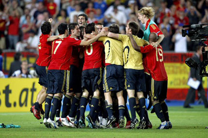 23일(한국시간) 새벽 오스트리아 비엔나의 에른스트 하펠구장에서 열린 유로 2008 8강전 스페인 대 이탈리아와의 승부차기에서 4 대 2 승리로 4강 진출이 확정되자 스페인 선수들이 기뻐하고 있다. 