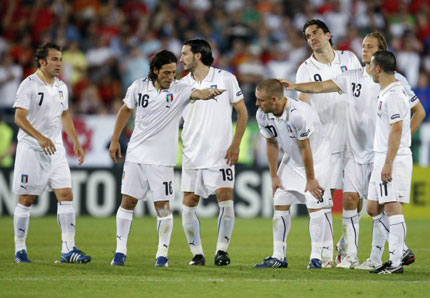23일(한국시간) 새벽 오스트리아 비엔나의 에른스트 하펠구장에서 열린 유로 2008 8강전 스페인 대 이탈리아와의 경기에서 패한 이탈리아 선수들이 아쉬워하고 있다. 