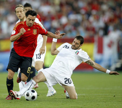 23일(한국시간) 새벽 오스트리아 비엔나의 에른스트 하펠구장에서 열린 유로 2008 8강전 스페인 대 이탈리아와의 경기에서 스페인의 사비 에르난데스(왼쪽) 공을 이탈리아의 시모네 페로타가 빼내려 하고 있다. 