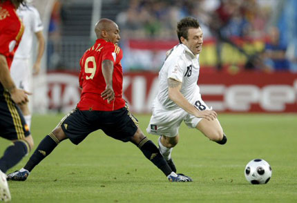 23일(한국시간) 새벽 오스트리아 비엔나의 에른스트 하펠구장에서 열린 유로 2008 8강전 스페인 대 이탈리아와의 경기에서 스페인의 마르코스 세나(왼쪽)가 이탈리아의 안토니오 카사노에게 태클하고 있다. 
