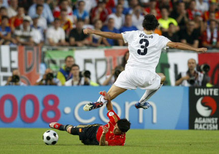 23일(한국시간) 새벽 오스트리아 비엔나의 에른스트 하펠구장에서 열린 유로 2008 8강전 스페인 대 이탈리아와의 경기에서 이탈리아의 파비오 그로소(위)가 스페인의 다비드 비야 태클을 피하기 위해 높이 점프하고 있다. 