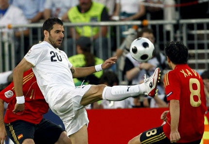 23일(한국시간) 새벽 오스트리아 비엔나의 에른스트 하펠구장에서 열린 유로 2008 8강전 스페인 대 이탈리아와의 경기에서 이탈리아의 시모네 페로타(왼쪽)가 스페인의 사비 에르난데스를 피해 공을 차고 있다. 