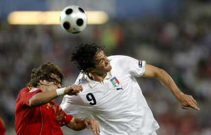 23일(한국시간) 새벽 오스트리아 비엔나의 에른스트 하펠구장에서 열린 유로 2008 8강전 스페인 대 이탈리아와의 경기에서 이탈리아의 루카 토니(오른쪽)와 스페인의 카를로스 푸욜이 공중 볼다툼을 하고 있다. 
