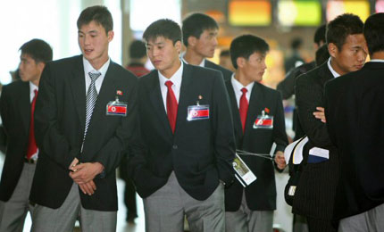  지난 22일 2010 남아공 월드컵 3차예선 한국과의 경기를 치른 북한축구대표팀 선수들이 중국 베이징행 항공기에 탑승하기 위해 수속을 한 뒤 출국장에서 대기하고 있다. 