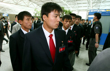  지난 22일 2010 남아공 월드컵 3차예선 한국과의 경기를 치른 북한축구대표팀 선수들이 인천공항을 통해 중국 베이징행 비행기를 타기 위해 출국장을 빠져 나가고 있다. 