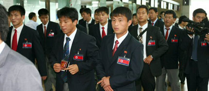  지난 22일 2010 남아공 월드컵 3차예선 한국과의 경기를 치른 북한축구대표팀 선수들이 중국 베이징을 거쳐 북한으로 돌아가기 위해 인천공항을 통해 출국하고 있다. 