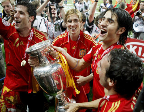 30일(한국시간) 오스트리아 빈 에른스트하펠슈타디온에서 열린 2008 유럽축구선수권대회(유로2008) 결승에서 독일을 1-0으로 꺾고 우승한 스페인 선수들이 앙리 들로네컵을 들고 기뻐하고 있다. 