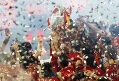 30일(한국시간) 오스트리아 빈 에른스트하펠슈타디온에서 열린 2008 유럽축구선수권대회(유로2008) 우승한 스페인 선수들이 앙리 들로네컵을 들고 기뻐하고 있다. 