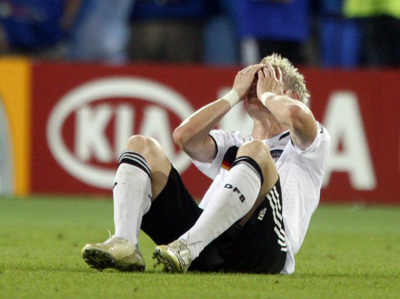 30일(한국시간) 오스트리아 빈 에른스트하펠슈타디온에서 열린 2008 유럽축구선수권대회(유로2008) 결승에서 스페인에 우승을 내준 독일 바스티안 슈바인슈타이거가 그라운드에서 슬퍼하고 있다. 