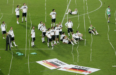 30일(한국시간) 오스트리아 빈 에른스트하펠슈타디온에서 열린 2008 유럽축구선수권대회(유로2008) 결승에서 스페인 우승 순간 아쉬워 하는 독일 선수들. 