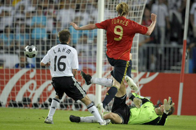 30일(한국시간) 오스트리아 빈 에른스트하펠슈타디온에서 열린 2008 유럽축구선수권대회(유로2008) 결승에서 스페인 페르난도 토레스가 골을 넣고 있다. 