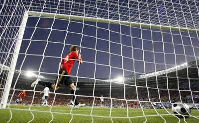 30일(한국시간) 오스트리아 빈 에른스트하펠슈타디온에서 열린 2008 유럽축구선수권대회(유로2008) 결승에서 스페인 페르난도 토레스의 골이 골망을 흔들고 있다. 