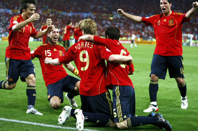 30일(한국시간) 오스트리아 빈 에른스트하펠슈타디온에서 열린 2008 유럽축구선수권대회(유로2008) 결승에서 스페인 페르난도 토레스가 골을 넣자 팀 동료들이 축하하며 기뻐하고 있다. 