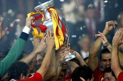 30일(한국시간) 오스트리아 빈 에른스트하펠슈타디온에서 열린 2008 유럽축구선수권대회(유로2008) 결승에서 독일을 1-0으로 꺾고 우승한 스페인 선수들이 우승컵을 들어 올리고 있다. 
