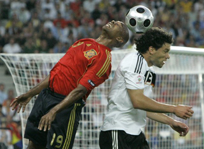 30일(한국시간) 오스트리아 빈 에른스트하펠슈타디온에서 열린 2008 유럽축구선수권대회(유로2008) 결승에서 마르코스 세나와 미하엘 발락을 볼다툼을 벌이고 있다. 