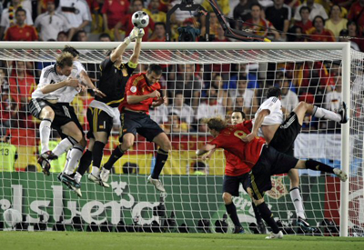 30일(한국시간) 오스트리아 빈 에른스트하펠슈타디온에서 열린 2008 유럽축구선수권대회(유로2008) 결승에서 스페인 골키퍼 이케르 카시야스가 선방하고 있다. 