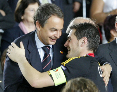 30일(한국시간) 오스트리아 빈 에른스트하펠슈타디온에서 열린 2008 유럽축구선수권대회(유로2008) 결승에서 우승한 뒤 스페인 주장 이케르 카시야스를 껴안고 축하하는 호세 루이스 사파테로 스페인 총리. 