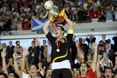 30일(한국시간) 오스트리아 빈 에른스트하펠슈타디온에서 열린 2008 유럽축구선수권대회(유로2008) 우승한 스페인 주장 이케르 카시야스가 우승컵을 들고 선수들과 함께 기뻐하고 있다. 