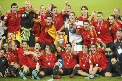 30일(한국시간) 오스트리아 빈 에른스트하펠슈타디온에서 열린 2008 유럽축구선수권대회(유로2008) 우승한 스페인 선수들이 앙리 들로네컵을 들고 우승기념 촬영을 하고 있다. 