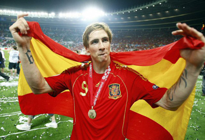 30일(한국시간) 오스트리아 빈 에른스트하펠슈타디온에서 열린 2008 유럽축구선수권대회(유로2008) 스페인 우승 주역 페르난도 토레스가 스페인 국기를 들고 기뻐하고 있다. 