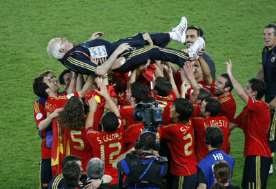 30일(한국시간) 오스트리아 빈 에른스트하펠슈타디온에서 열린 2008 유럽축구선수권대회(유로2008) 우승한 스페인 선수들이 루이스 아라고네스 감독을 헹가래 하고 있다. 