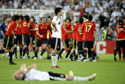 30일(한국시간) 오스트리아 빈 에른스트하펠슈타디온에서 열린 2008 유럽축구선수권대회(유로2008) 우승한 스페인 선수들이 기뻐하고 있고 독일 발락과 바스티안 슈바인슈타이거가 아쉬워 하고 있다. 