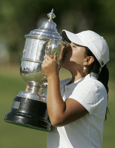  29일(현지시간) 미국 미네소타주 에디나 인터라켄골프장에서 열린 미국여자프로골프(LPGA) 투어 메이저 대회 제63회 US여자오픈에서 우승을 차지한 박인비가 우승 트로피에 입을 맞추고 있다. 
