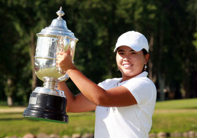  29일(현지시간) 미국 미네소타주 에디나 인터라켄골프장에서 열린 미국여자프로골프(LPGA) 투어 메이저 대회 제63회 US여자오픈에서 우승을 차지한 박인비가 우승컵을 들고 기념촬영을 하고 있다. 