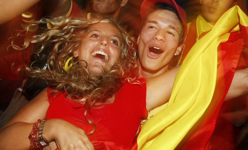 30일(한국시간) 오스트리아 빈 에른스트하펠슈타디온에서 열린 2008 유럽축구선수권대회(유로2008) 결승에서 스페인이 골을 넣자 스페인 축구팬 연인이 기뻐하고 있다. 
