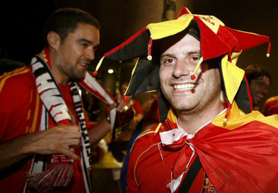 30일(한국시간) 오스트리아 빈 에른스트하펠슈타디온에서 열린 2008 유럽축구선수권대회 우승을 기뻐하는 스페인 팬들. 