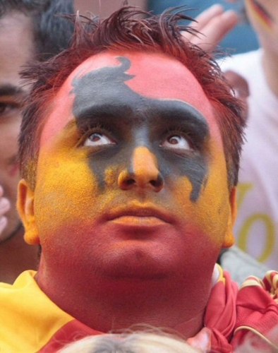 30일(한국시간) 오스트리아 빈 에른스트하펠슈타디온에서 열린 2008 유럽축구선수권대회 스페인을 응원하는 축구팬. 