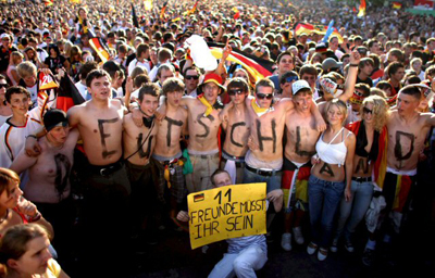 30일(한국시간) 오스트리아 빈 에른스트하펠슈타디온에서 열린 2008 유럽축구선수권대회 독일 팬들이 몸에 나라 이름을 쓰고 응원하고 있다. 