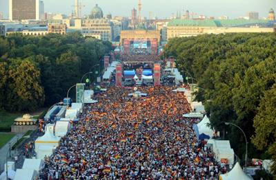 30일(한국시간) 2008 유럽축구선수권대회를 응원하기 위해 베를린 광장에 모인 수많은 축구팬들. 