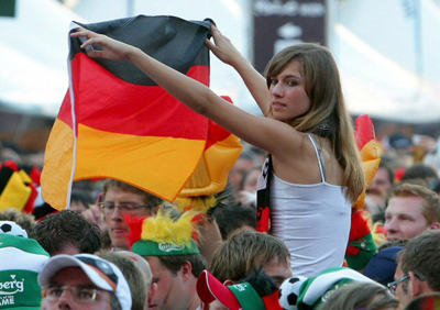 30일(한국시간) 오스트리아 빈 에른스트하펠슈타디온에서 열린 2008 유럽축구선수권대회를 응원하는 미모의 독일 여성 축구팬. 