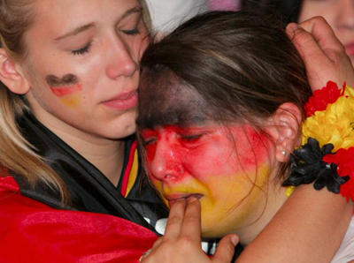 30일(한국시간) 오스트리아 빈 에른스트하펠슈타디온에서 열린 2008 유럽축구선수권대회 독일을 축구팬이 경기에 패하자 슬퍼하고 있다. 