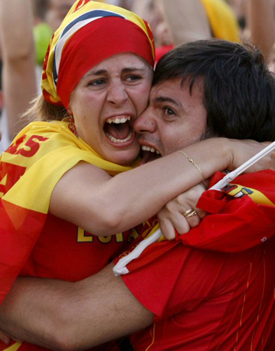 30일(한국시간) 오스트리아 빈 에른스트하펠슈타디온에서 열린 2008 유럽축구선수권대회 결승에서 스페인이 골을 넣자 스페인 축구팬 연인이 기뻐하고 있다. 