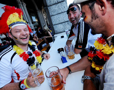 30일(한국시간) 오스트리아 빈 에른스트하펠슈타디온에서 열린 2008 유럽축구선수권대회를 맥주와 함께 즐기는 독일 축구팬들. 
