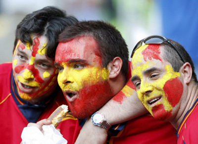 30일(한국시간) 오스트리아 빈 에른스트하펠슈타디온에서 열린 2008 유럽축구선수권대회 스페인 팬들이 얼굴에 국기를 그리고 경기 시작을 기다리고 있다. 