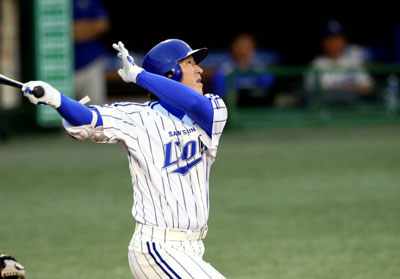 1일 대구구장에서 열린 프로야구 롯데-삼성전에서 삼성 최형우가 3회말 2점 홈런을 치고 있다. 