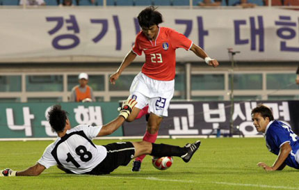 16일 경기도 안사 와~스타디움에서 열린 축구올림픽대표팀-과테말라A대표팀 친선경기에서 양동현(23)이 과테말라 골키퍼 루이스 페드로 몰리나를 피해 슛을 시도하다 실패하고 있다. 