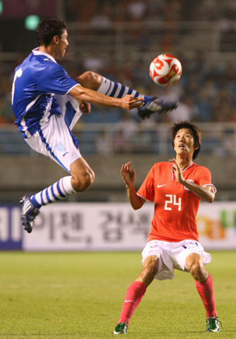  16일 경기도 안산 와∼스타디움에서 열린 축구올림픽대표팀-과테말라A대표팀 친선경기에서 김정우가 점프를 하고 있는 과테말라 선수를 바라보고 있다. 