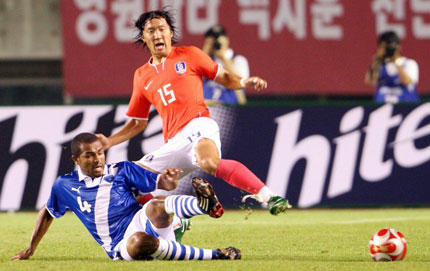  16일 경기도 안산 와∼스타디움에서 열린 축구올림픽대표팀-과테말라A대표팀 친선경기에서 신영록이 요니 플로레스로 부터 태클을 당하고 있다. 