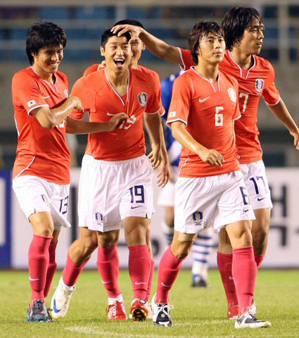  16일 경기도 안산 와∼스타디움에서 열린 축구올림픽대표팀-과테말라A대표팀 친선경기에서 이근호가 역전골을 성공 시킨 뒤 동료들의 축하를 받고 있다. 